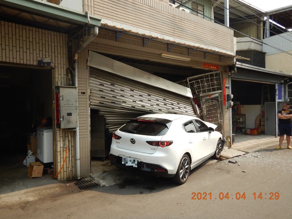 ▲▼台中少年無照偷開友人車載妹兜風,不料一轉彎就直接衝進民宅。(圖/民眾提供) ▲▼台中少年無照偷開友人車載妹兜風,不料一轉彎就直接衝進民宅。(圖/民眾提供)