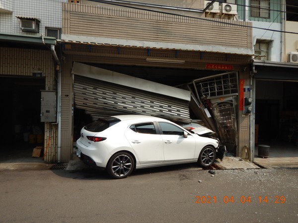 ▲▼台中少年無照偷開友人車載妹兜風,不料一轉彎就直接衝進民宅。(圖/民眾提供) ▲▼台中少年無照偷開友人車載妹兜風,不料一轉彎就直接衝進民宅。(圖/民眾提供)