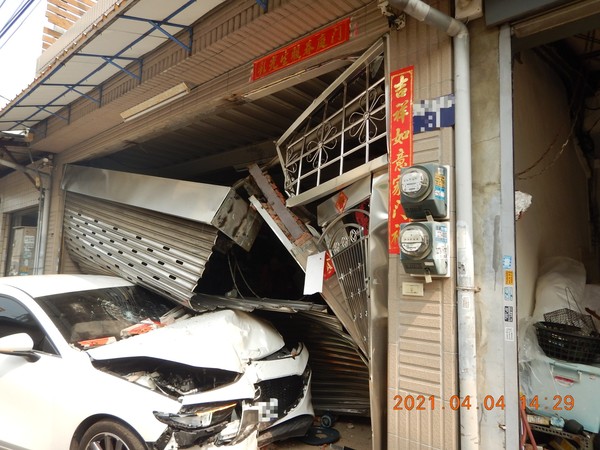 ▲▼台中少年無照偷開友人車載妹兜風,不料一轉彎就直接衝進民宅。(圖/民眾提供) ▲▼台中少年無照偷開友人車載妹兜風,不料一轉彎就直接衝進民宅。(圖/民眾提供)