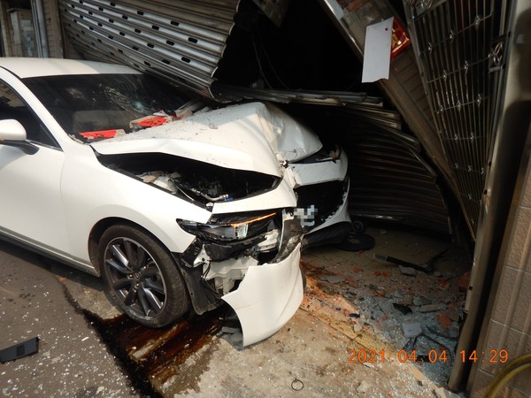 ▲▼台中少年無照偷開友人車載妹兜風,不料一轉彎就直接衝進民宅。(圖/民眾提供) ▲▼台中少年無照偷開友人車載妹兜風,不料一轉彎就直接衝進民宅。(圖/民眾提供)