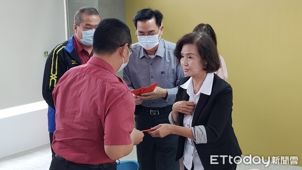 ▲▼宜蘭消防局6日為搶救太魯閣號等重大傷亡警消們「疏壓」,宜蘭縣長林姿妙也慰勉救災辛勞。(圖/記者游芳男翻攝,下同) ▲▼宜蘭消防局6日為搶救太魯閣號等重大傷亡警消們「疏壓」,宜蘭縣長林姿妙也慰勉救災辛勞。(圖/記者游芳男翻攝,下同)