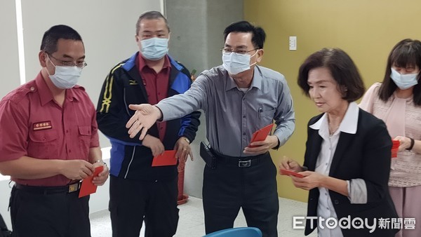 ▲▼宜蘭消防局6日為搶救太魯閣號等重大傷亡警消們「疏壓」,宜蘭縣長林姿妙也慰勉救災辛勞。(圖/記者游芳男翻攝,下同) ▲▼宜蘭消防局6日為搶救太魯閣號等重大傷亡警消們「疏壓」,宜蘭縣長林姿妙也慰勉救災辛勞。(圖/記者游芳男翻攝,下同)