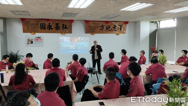 ▲▼宜蘭消防局6日為搶救太魯閣號等重大傷亡警消們「疏壓」,宜蘭縣長林姿妙也慰勉救災辛勞。(圖/記者游芳男翻攝,下同) ▲▼宜蘭消防局6日為搶救太魯閣號等重大傷亡警消們「疏壓」,宜蘭縣長林姿妙也慰勉救災辛勞。(圖/記者游芳男翻攝,下同)