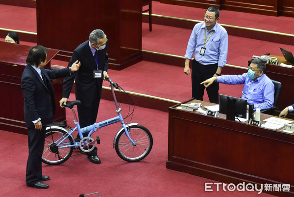 ▲▼台北市議會,市議員王世堅贈送一台腳踏車以嘲諷台北市長柯文哲。（圖／記者李毓康攝）