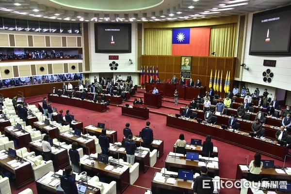 ▲▼適逢太魯閣號發生重大事故,台北市議會在施政報告前全體起立默哀一分鐘。（圖／記者李毓康攝）