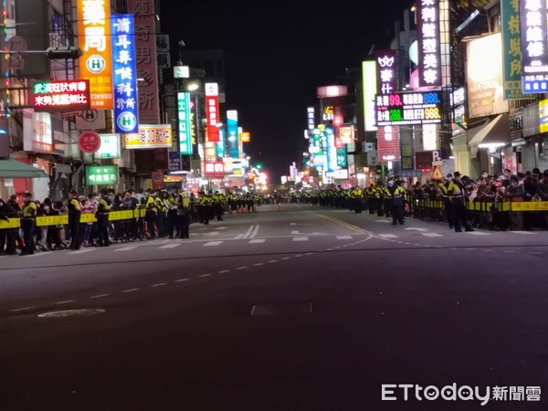 ▲▼彰化警方在搶轎一級戰區「民生地下道」周邊，部署300名警力與拒馬海。（圖／記者唐詠絮攝）