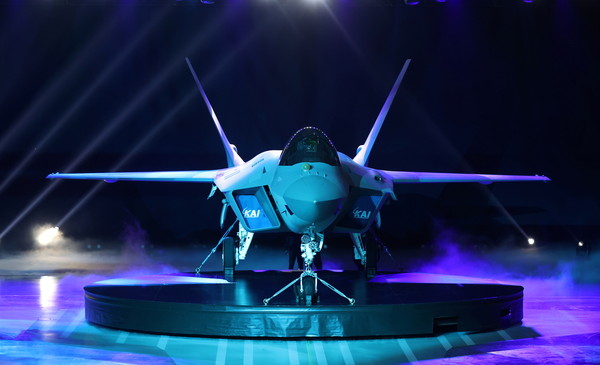 ▲▼南韓與印尼共同研發的 KF-21「獵鷹」戰鬥機原型機亮相。（圖／路透）