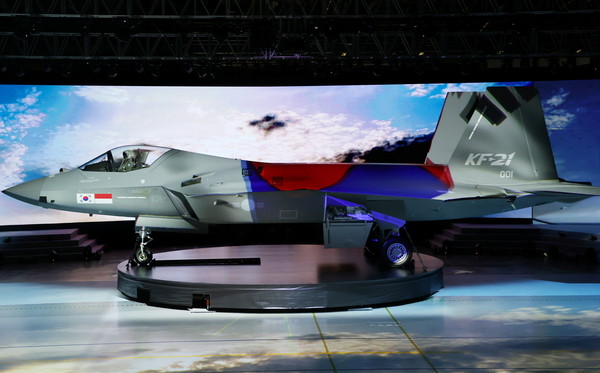 ▲▼南韓與印尼共同研發的 KF-21「獵鷹」戰鬥機原型機亮相。（圖／路透）