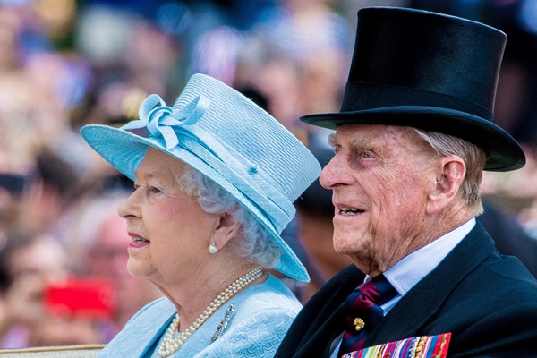 ▲▼英國女王伊莉莎白二世與菲利普親王於2017年軍旗敬禮分列式。（圖／達志影像）