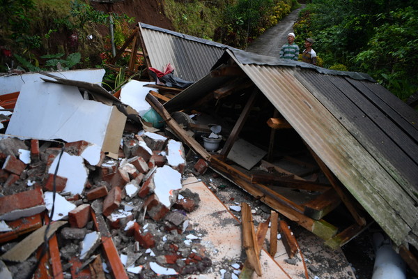 ▲▼印尼東爪哇省10日發生規模6強震，民宅不堪搖晃而倒塌。（圖／路透）
