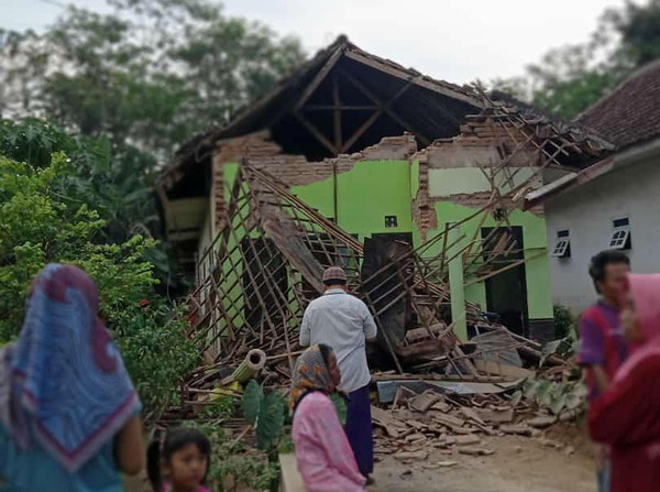 ▲▼印尼東爪哇省10日發生規模6強震，民宅不堪搖晃而倒塌。（圖／路透）