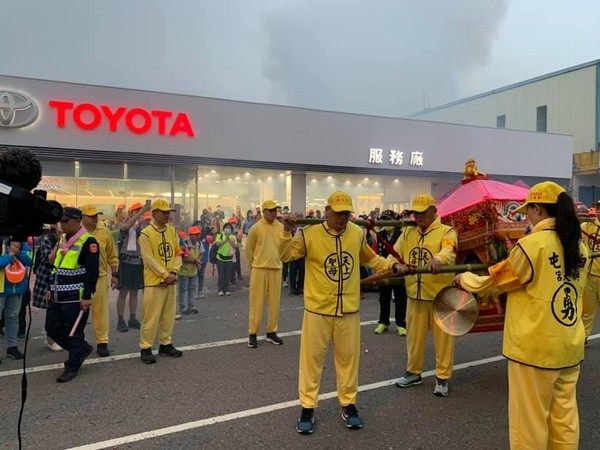 快訊／白沙屯媽祖停TOYOTA車廠　網：業績成長了。（圖／翻攝白沙屯拱天宮臉書）