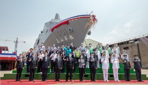 ▼蔡英文13日出席「海軍新型兩棲船塢運輸艦」玉山艦下水典禮。（圖／翻攝自蔡英文臉書）