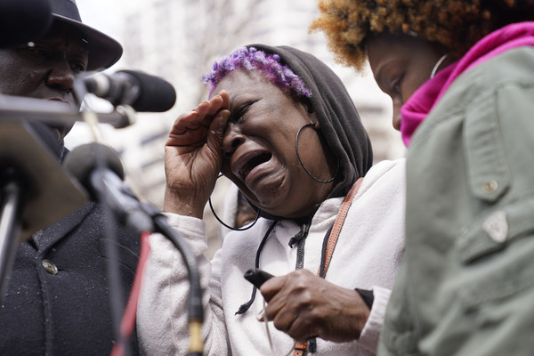 ▲▼萊特祖母哥森（Angie Golson）在黑裔維權抗爭中悲痛致詞。（圖／達志影像／美聯社）