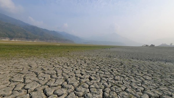 ▲▼曾文水庫因水情吃緊，已經露出龜裂的地面。（圖／翻攝自Facebook／爆廢1公社）