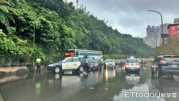 ▲小黃運將突變換車道 公車閃避不及撞斷路燈...所幸無人傷亡。（圖／記者郭世賢翻攝）