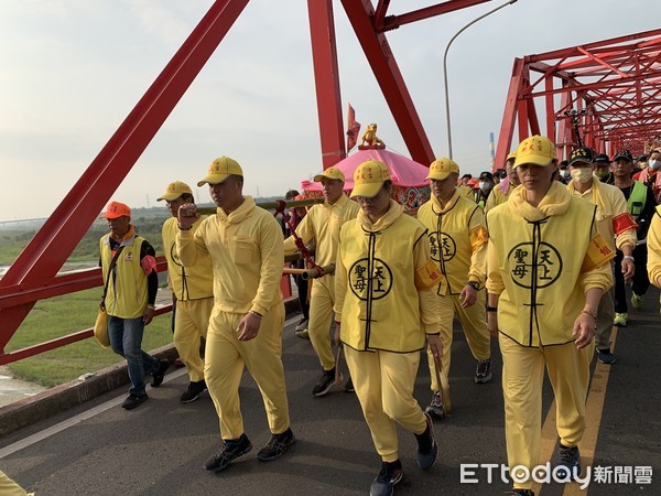 ▲14日下午15時40分白沙屯媽祖鑾轎從彰化縣溪州鄉西螺大橋北端，行走西螺大橋進約16時40分入雲林縣西螺鎮，受到信眾熱情歡迎。 （圖／記者蔡佩旻攝）