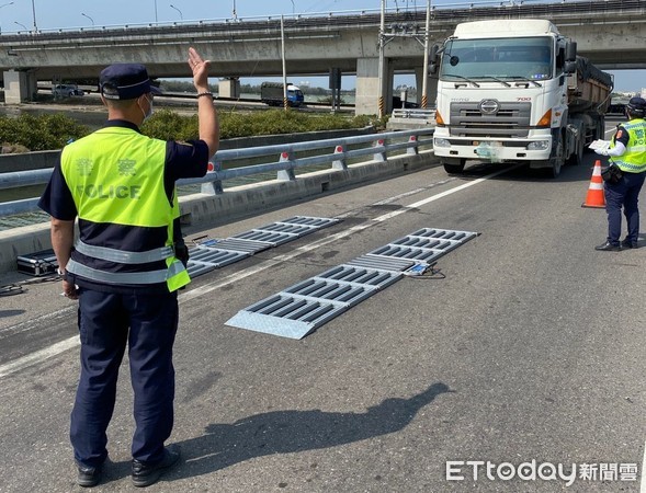 ▲學甲分局攜手交通警察大隊及麻豆監理站，出動「活動地磅」在台61線快速公路北門段執行「取締各式大型車超載」專案勤務，守護用路人安全。（圖／記者林悅翻攝，下同）