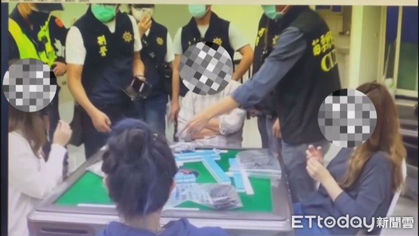 ▲頭份警方破獲以棋牌社為名的職業賭場，查獲14名賭客及70多萬籌碼的賭資。（圖／記者黃孟珍翻攝）