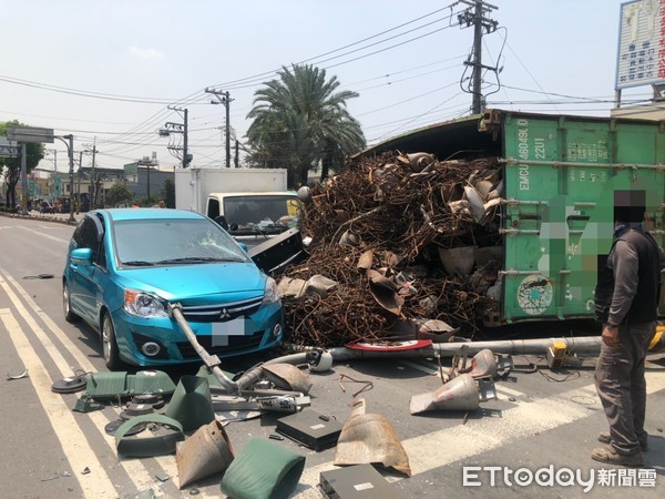 ▲▼大貨車疑似載運不當，轉彎翻覆釀禍 。（圖／記者許宥孺翻攝）