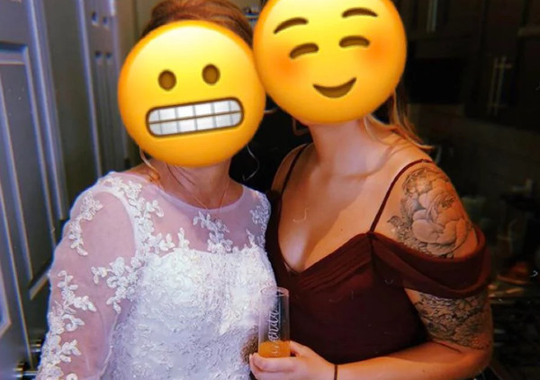 ▲▼媽媽出席婚禮「穿白紗」搶鏡。（圖／翻攝自Reddit）