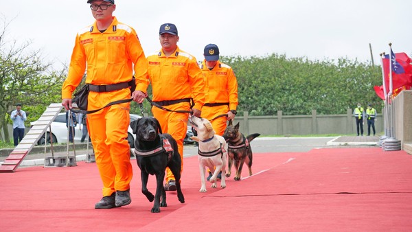 ▲▼10隻海巡偵搜犬畢業，將前往全台各地，參與海防一線的各項勤務。（圖／翻攝海巡署長室 Coast Guard粉絲專頁）