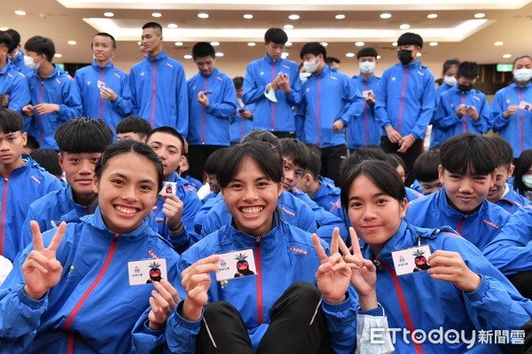 ▲▼代表選手劉芷妊自徐榛蔚手中接過下隊旗並搖旗吶喊「花蓮縣加油!」。（圖／花蓮縣政府提供，下同）