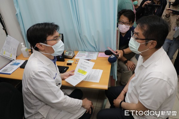 ▲台南市長黃偉哲等人前往成大醫院施打AZ疫苗。（圖／記者林悅翻攝，下同）