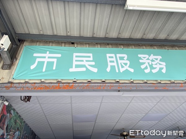 ▲王定宇台南市東區崇德十五街服務處遭潑漆。（圖／記者林悅攝）