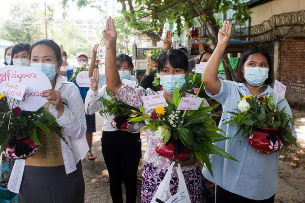 ▲▼緬甸反軍政府示威者舉三指禮。（圖／路透）