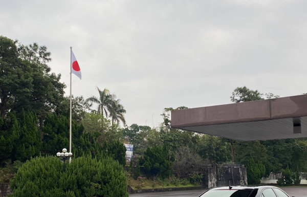 ▲位於台北的「日本台灣交流協會」玄關升起日本國旗。（圖／翻攝Twitter@Furuya_keiji）