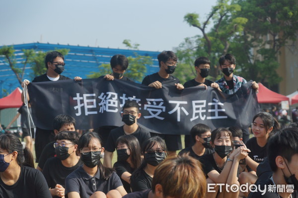 ▲鳳山高中學生拉黑布條「拒絕接受不民主」，呼籲校方正視學生意見 。（圖／鳳山高中學生會提供）