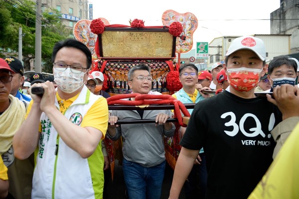 ▲▼蔡其昌和陳柏惟等人恭迎大甲媽回鑾，並期盼天降甘霖、四時無災。（圖／蔡其昌服務處提供）