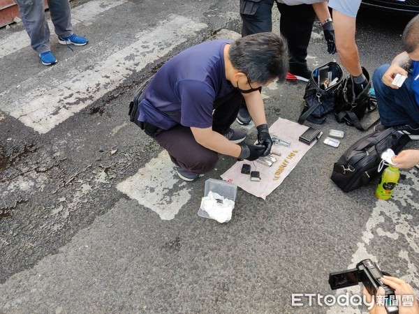 ▲高市刑大攔下劉男座車，在車上搜出1把改造手槍、子彈及毒品等物。（圖／記者洪靖宜翻攝）