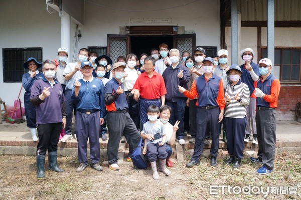 ▲▼六旬老翁10年未洗澡雙腳汙垢令人作嘔 洗完後宛如重生。(圖/記者翁伊森翻攝) ▲▼六旬老翁10年未洗澡雙腳汙垢令人作嘔 洗完後宛如重生。(圖/記者翁伊森翻攝)