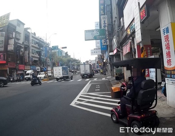 ▲失智翁迷途車陣中。（圖／中壢警分局提供）