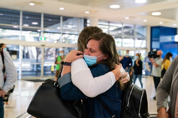 ▲▼雪梨機場許多旅客與親友相見，感動得互相擁抱。（圖／翻攝自Facebook／@SydneyAirport）