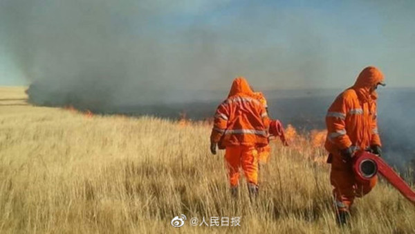 ▲蒙古國草原大火延燒至緊鄰的大陸內蒙自治區錫林郭勒盟。（圖／翻攝人民日報）