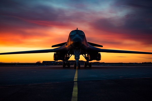 ▲▼美國部署至挪威訓練的B-1B轟炸機發生發動機報廢意外。（圖／翻攝自Twitter／U.S AIR FORCE）