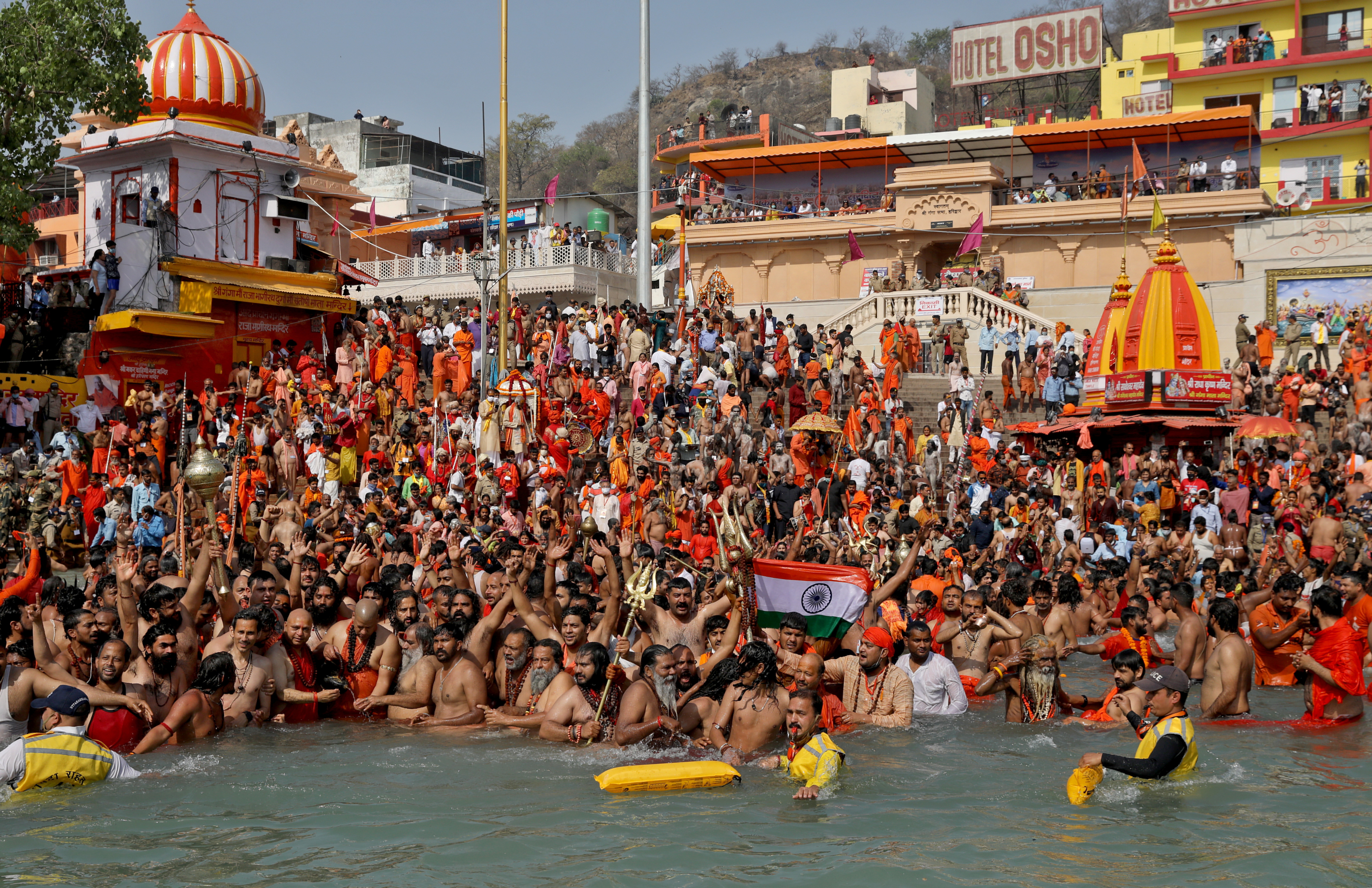 ▲▼印度民眾慶祝「大壺節」（Maha Kumbh Mela）聚集恆河邊。（圖／路透）