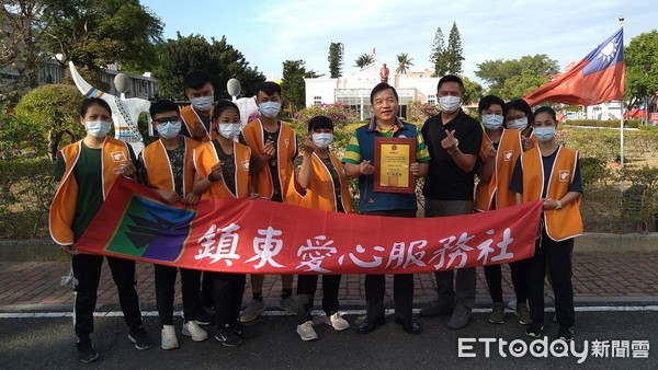 ▲▼ 東指部步兵協助馬蘭榮家愛民打掃。（圖／記者楊漢聲翻攝，下同）