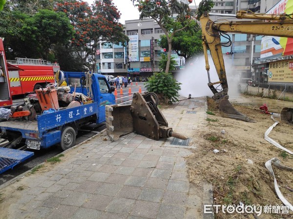 ▲台南市永康區中山南路上午發生怪手施工挖斷瓦斯管線，造成大量瓦斯外洩，有濃濃瓦斯味，消防人員噴水霧戒護，並通知大台南瓦斯公司派員關閉瓦斯，結束一場虛驚。（圖／記者林悅翻攝，下同）