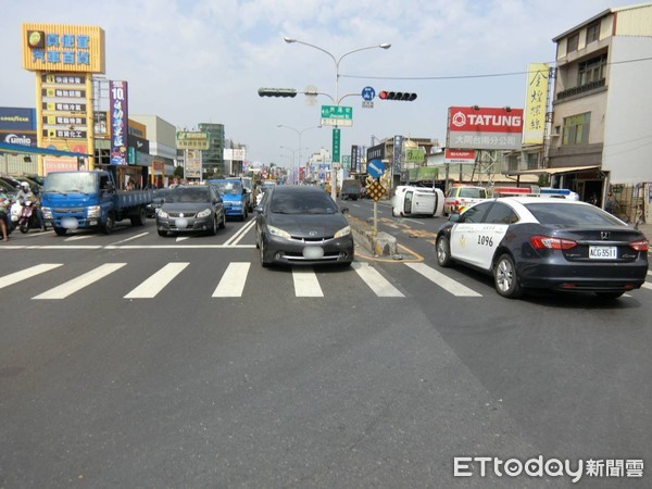 ▲1名歲林姓女子，駕車行經永康區中正南路與洲尾街口，疑酒駕自撞分隔島翻車受傷送醫，車禍並波及1部停等的自小客車，被依公共危險罪嫌函送法辦。（圖／記者林悅翻攝，下同）