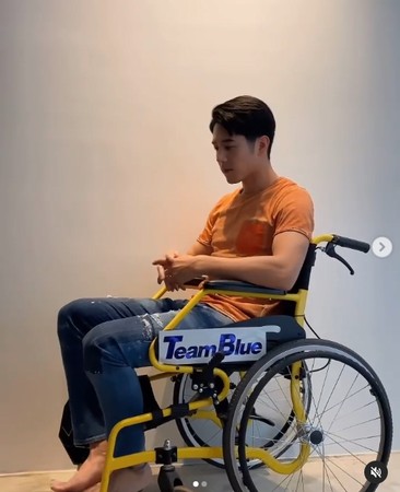 ▲▼胡宇威骨折休養坐輪椅，現在順利站起來了。（圖／翻攝自IG／胡宇威）