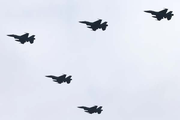 ▲▼ 圖為2014年東京北部百里飛行場（Hyakuri Air Base）年度自衛隊空軍檢閱儀式的F-2戰機編隊飛行。（圖／達志影像／美聯社）