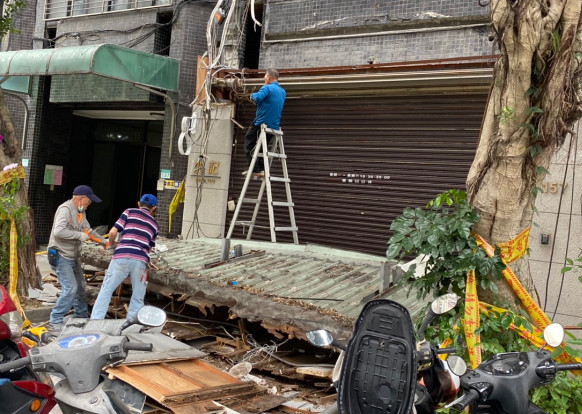 ▲▼雨遮,冷氣壓縮機,違建。（圖／記者林裕豐攝）