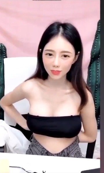 ▲挺過直播露點…網紅家家新身分曝光! 台南宮廟當「超胸禮生」。(圖/翻攝自Instagram/jiajia0119) ▲挺過直播露點…網紅家家新身分曝光! 台南宮廟當「超胸禮生」。(圖/翻攝自Instagram/jiajia0119)