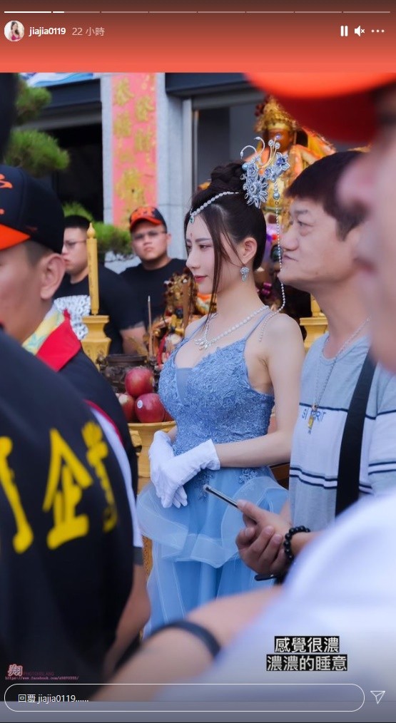 ▲挺過直播露點…網紅家家新身分曝光! 台南宮廟當「超胸禮生」。(圖/翻攝自Instagram/jiajia0119) ▲挺過直播露點…網紅家家新身分曝光! 台南宮廟當「超胸禮生」。(圖/翻攝自Instagram/jiajia0119)