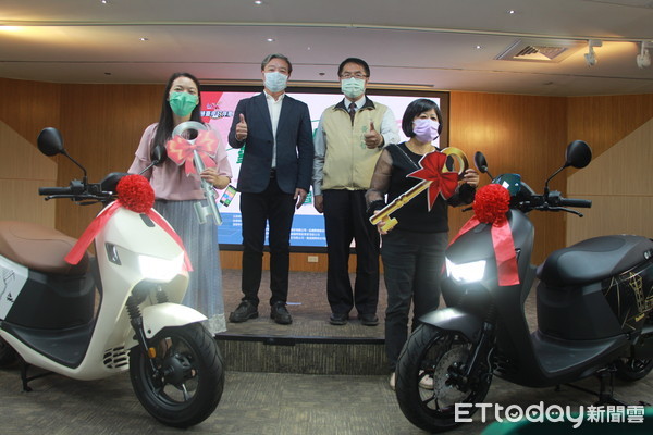 ▲台南市交通局舉辦「台南好停車,繳費e騎抽」活動,最大獎為兩台宏佳騰智慧電車,市長黃偉哲親自頒獎道喜。(圖/記者林悅翻攝,下同) ▲台南市交通局舉辦「台南好停車,繳費e騎抽」活動,最大獎為兩台宏佳騰智慧電車,市長黃偉哲親自頒獎道喜。(圖/記者林悅翻攝,下同)