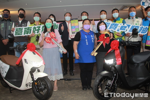 ▲台南市交通局舉辦「台南好停車,繳費e騎抽」活動,最大獎為兩台宏佳騰智慧電車,市長黃偉哲親自頒獎道喜。(圖/記者林悅翻攝,下同) ▲台南市交通局舉辦「台南好停車,繳費e騎抽」活動,最大獎為兩台宏佳騰智慧電車,市長黃偉哲親自頒獎道喜。(圖/記者林悅翻攝,下同)